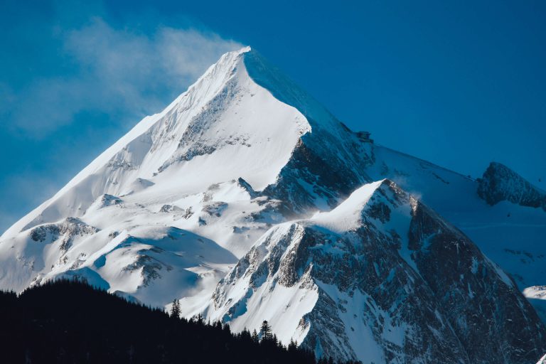 Schneebedeckter Gipfel des Kitzsteinhorns in der Region Zell am See-Kaprun.