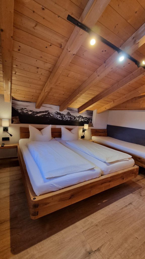 Gemütliches Schlafzimmer mit Holzdekor und gemütlichen Betten im Appartement Wälderhof.
