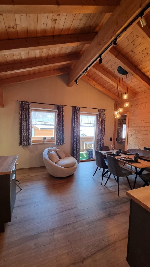 Gemütliches Appartement im Wälderhof Kaprun mit Holzdecken und Balkon. Ideal für Familienurlaub.